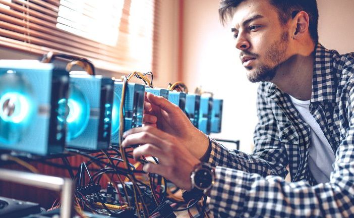 addetto che lavora su dispositivi elettronici