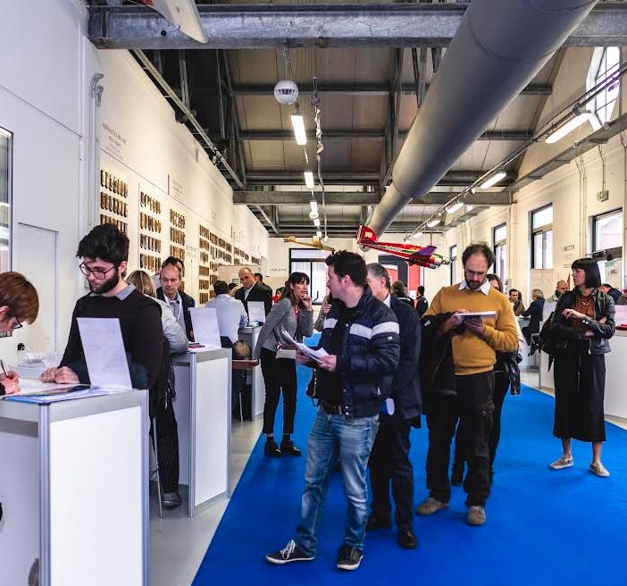 ragazzi in fila per entrare a un incontro