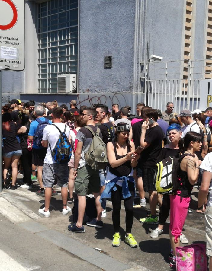 Vasco a Torino: lunghe code di fans già a mezzogiorno, sotto il solleone (VIDEO)