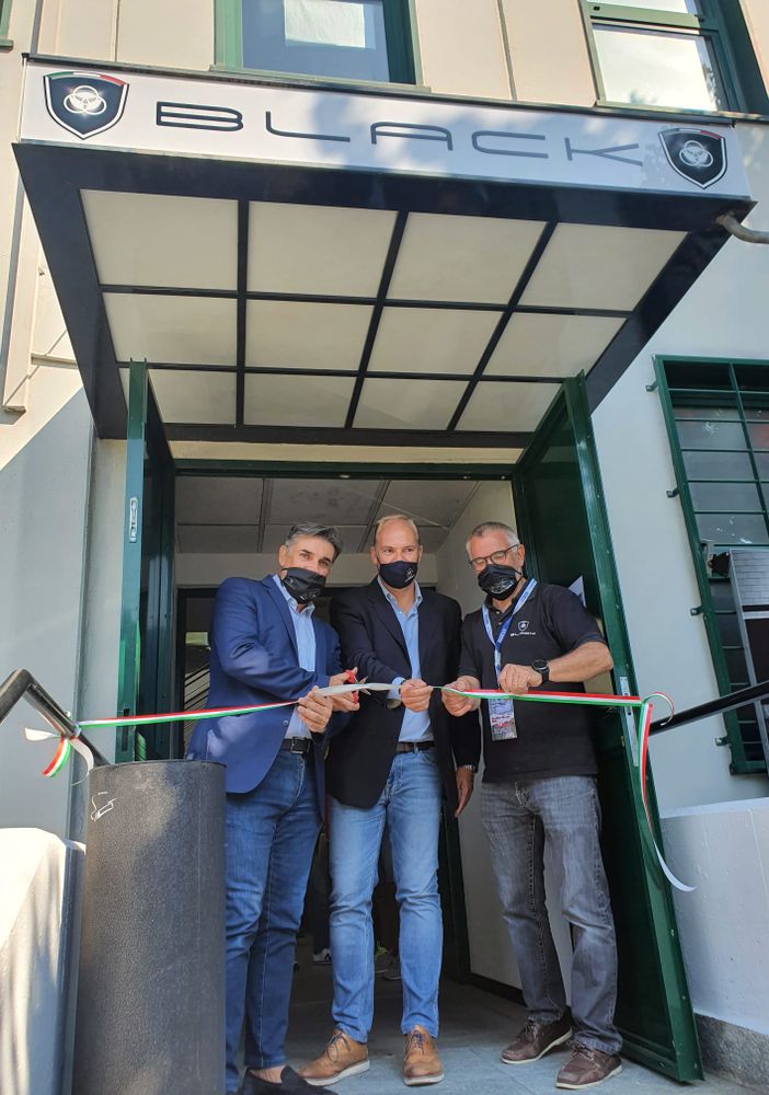 Rivoli, gran successo di pubblico e vetture per l’inaugurazione della nuova sede Black