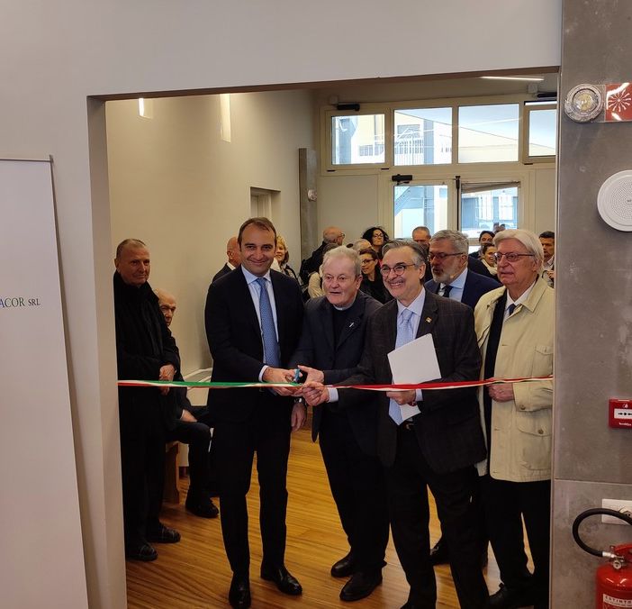 inaugurazione con taglio del nastro