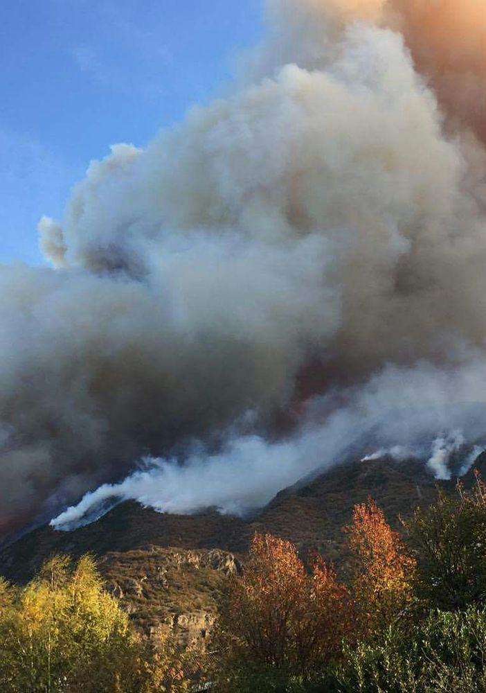Incendi in val di Susa: venti vigili del fuoco bloccati tra le fiamme