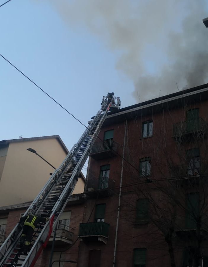 Tetto in fiamme in corso Belgio: otto evacuati, tra cui due minori. Inagibili due appartamenti, deviato il traffico [FOTO E VIDEO]