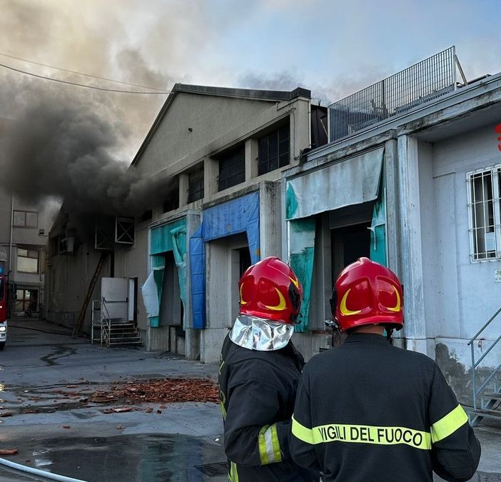 Incendio in un'azienda di Rivoli: fumo nero si alza da un capannone