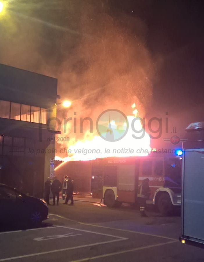 Incendio nel cuore della notte a Grugliasco: in fiamme un cascinale e la Smet del Gerbido (FOTO)