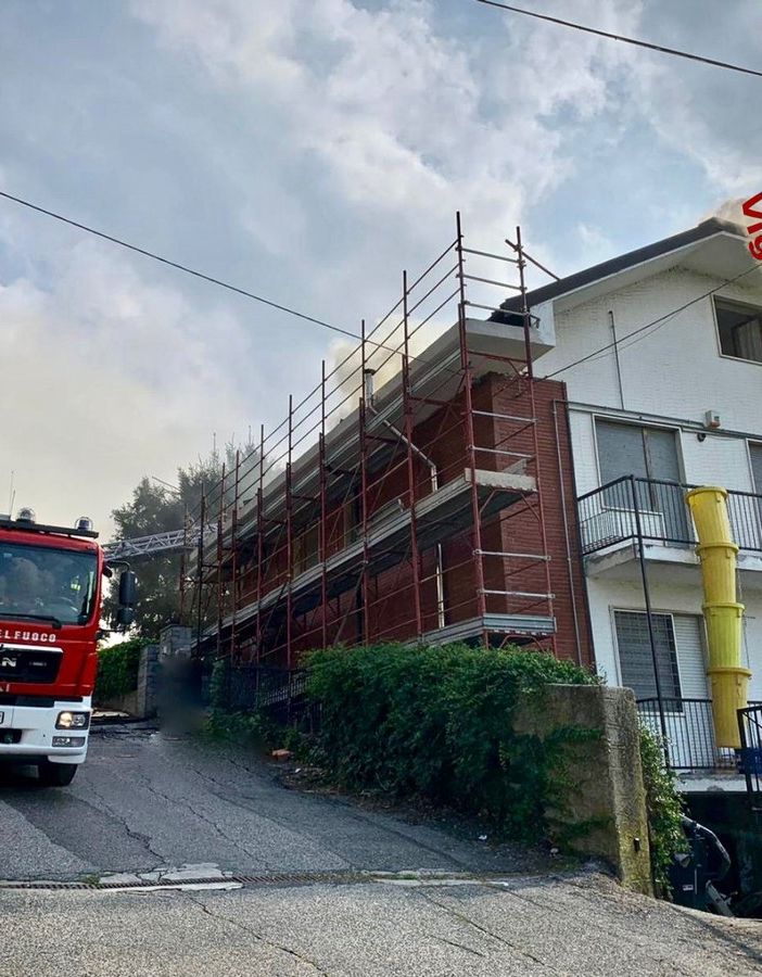 Incendio in un'abitazione a San Mauro, vigili del fuoco in azione