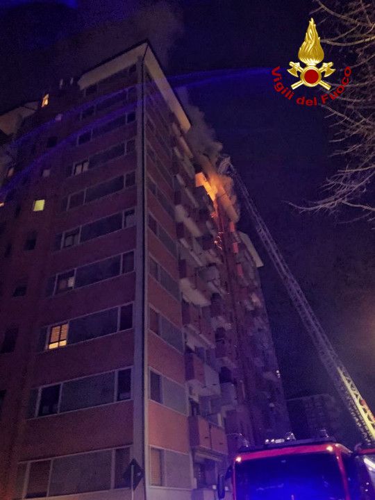 In fiamme alloggio a Torino: salvate anche due bimbe