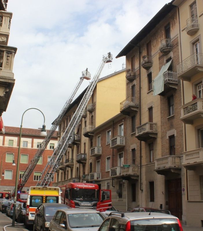 L'incendio si è esteso alla copertura del palazzo