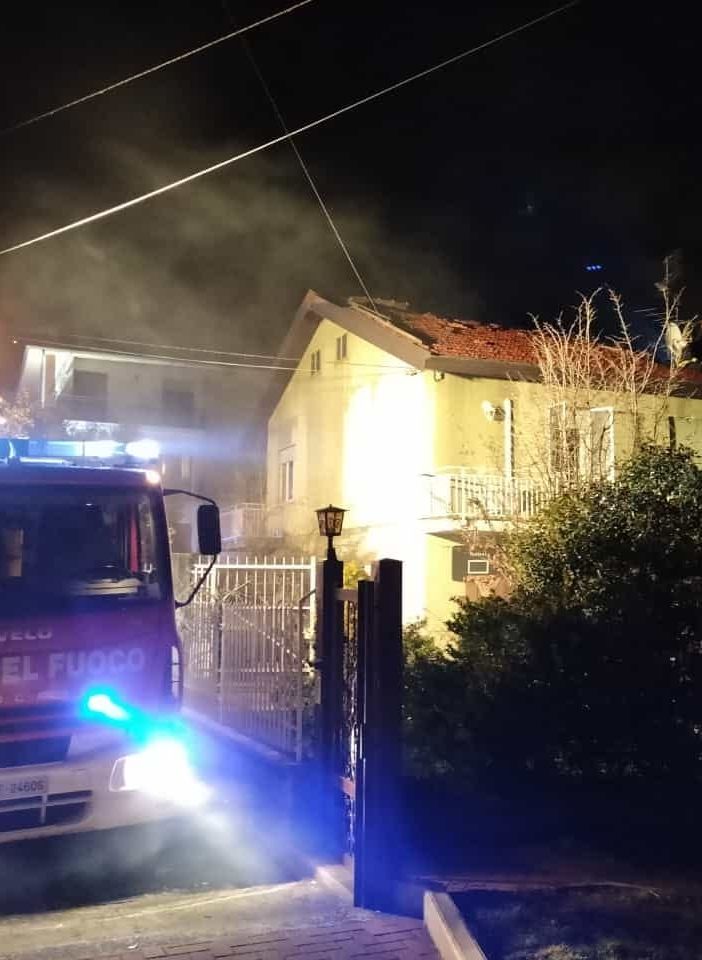 vigili del fuoco in azione per spegnere un incendio