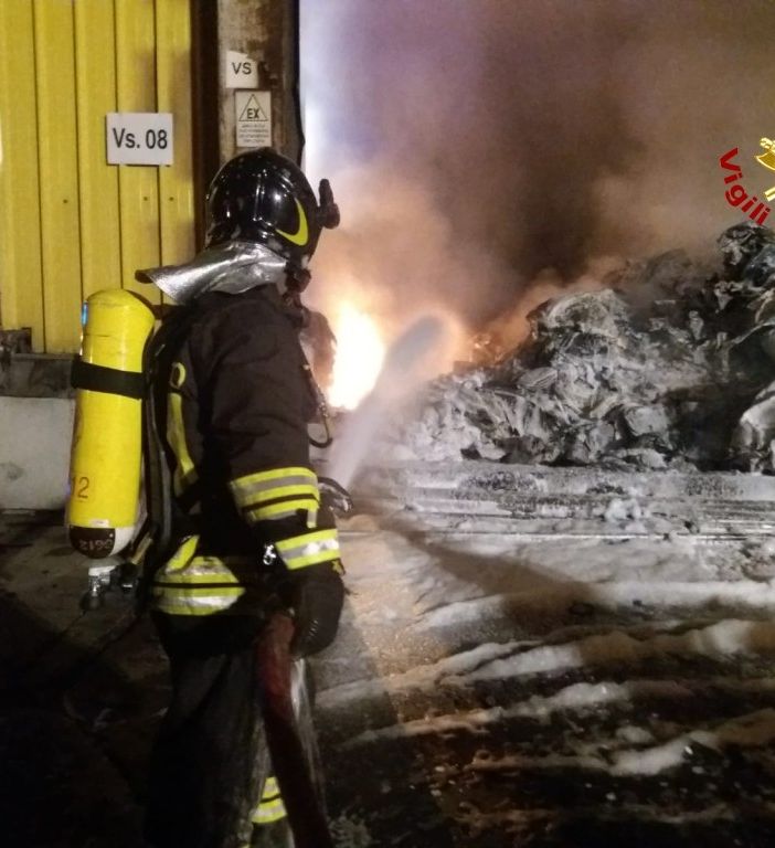 Spento il rogo all'azienda Ambienthesis di Orbassano divampato nella notte