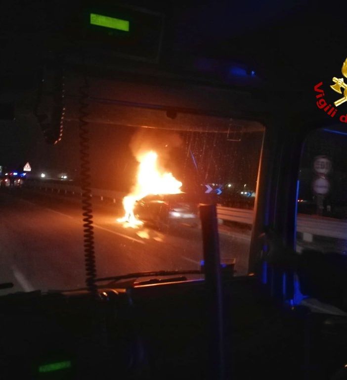 A fuoco una vettura a Rivoli, i pompieri intervengono subito e mettono in sicurezza il mezzo