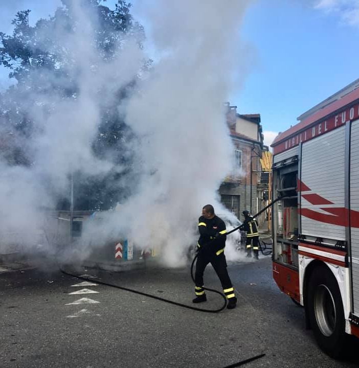 Auto prende fuoco nella zona della stazione di Nichelino, pompieri in azione