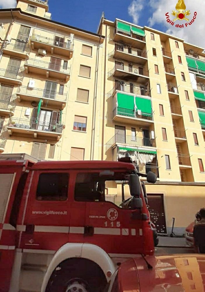 Incendio in via Martiniana, evacuati i residenti e spento il rogo dai Vigili del Fuoco