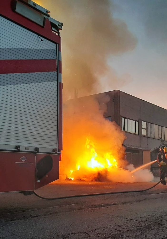 A fuoco un'auto nella zona industriale di Volvera, nessuna persona coinvolta