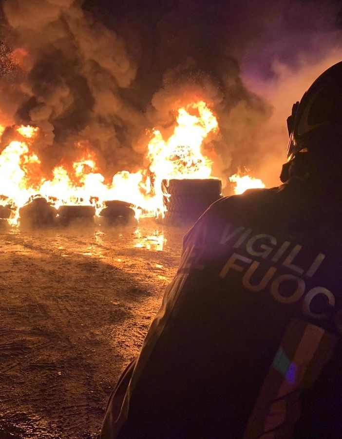 In fiamme un deposito di gomme ad Avigliana