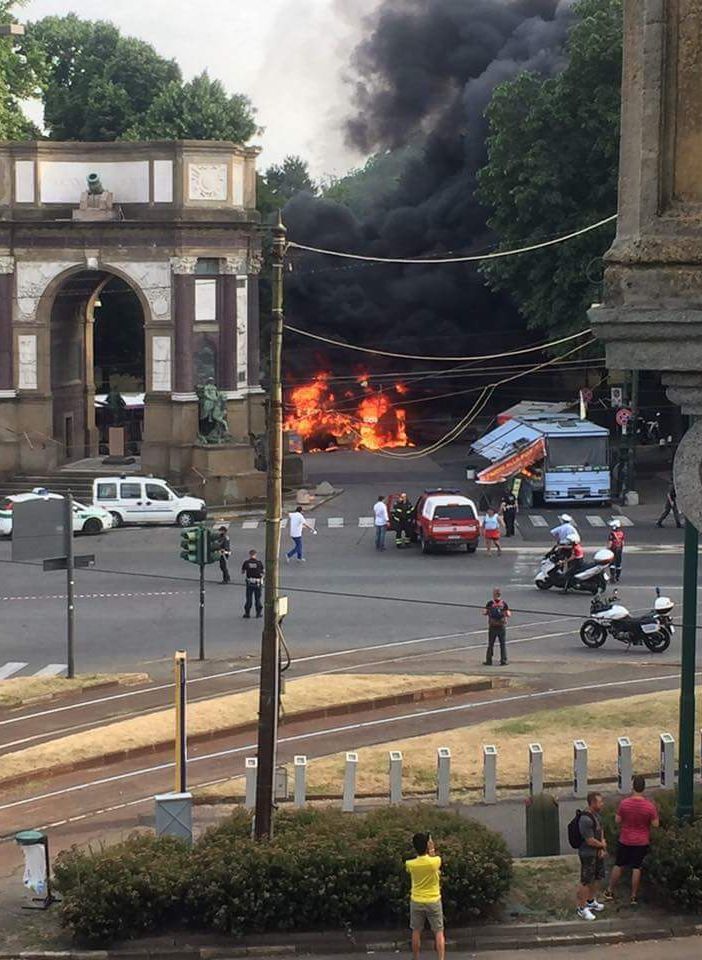 A fuoco paninari  al Valentino: alta colonna di fumo dal parco