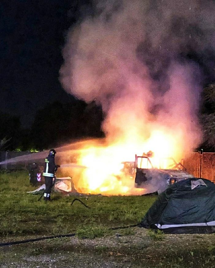 A fuoco ieri sera un camper in piazza d'Armi, nessuna persona coinvolta