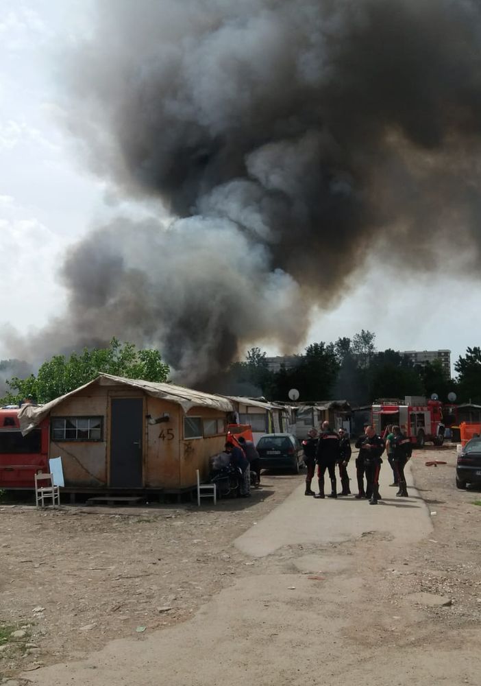 Incendio al campo nomadi di corso Tazzoli, l'allarme sta rientrando (FOTO e VIDEO)