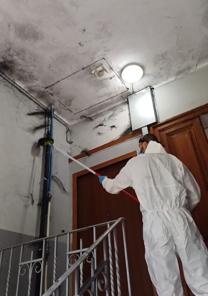 uomo in azione per spegnere incendio