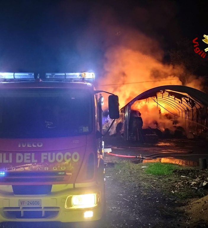 incendio e vigili del fuoco in azione