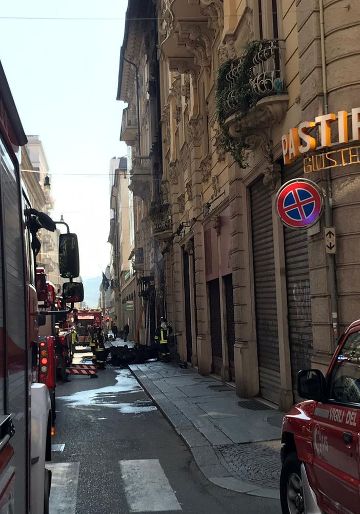 Incendio nel centro di Torino: fiamme in un negozio, palazzo evacuato