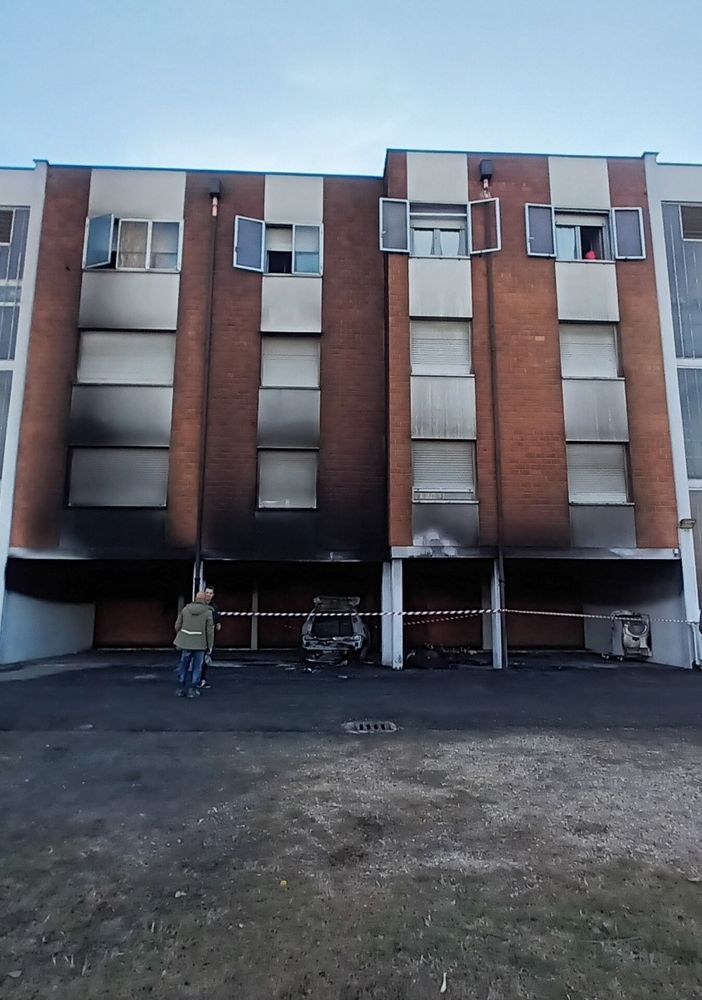 Danni da incendio ai primi piani di una casa