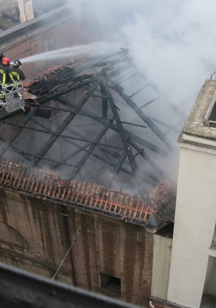 A fuoco la Cavallerizza, Appendino sul posto: “Incendio domato, grazie ai vigili del fuoco” [VIDEO]