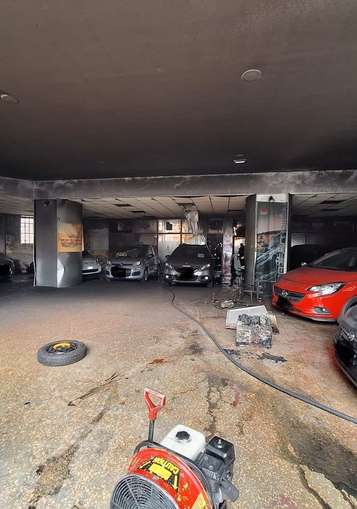 Incendio in una grossa concessionaria, momenti di paura a Moncalieri
