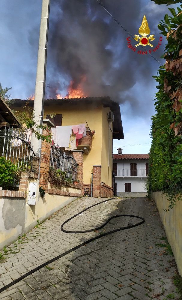 A fuoco il tetto di una casa di due piani a Verrua Savoia, intervento dei Vigili del Fuoco