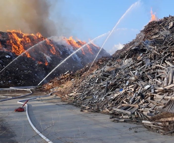 Frossasco, brucia un capannone abbandonato: intervengono i vigili del fuoco [FOTO]