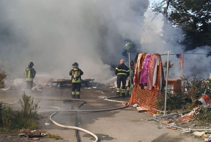 Torino, incendio nel campo nomadi di strada Germagnano