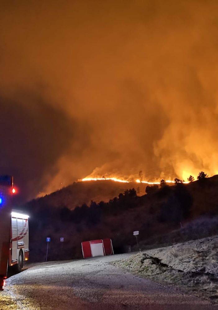 A Givoletto torna la paura: il bosco brucia, evacuate 70 persone nella notte. Incubo sciacalli nelle case vuote