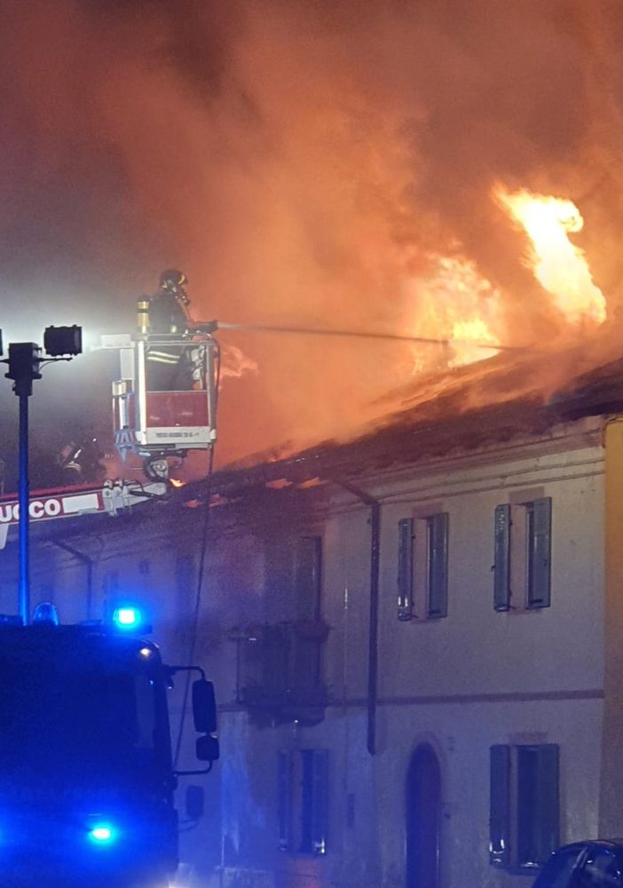 Incendio in via La Salle a Grugliasco, a fuoco una casa di due piani (FOTO e VIDEO)