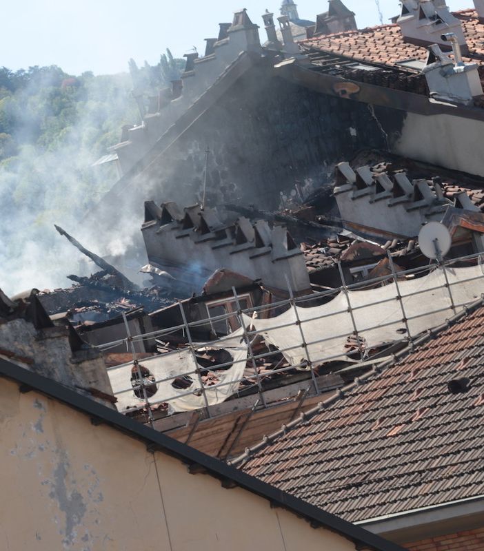 Incendio in Vanchiglia, nessuna previsione di rientro negli appartamenti. Chi stava sotto il tetto ha perso tutto [REPORTAGE]