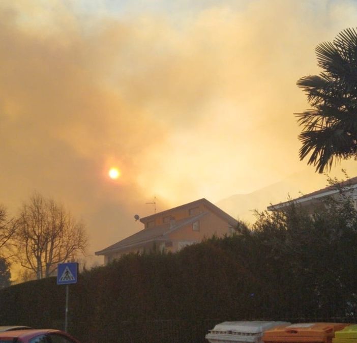 Incendio alle pendici del Musinè, in azione sette squadre e due elicotteri dei Vigili del Fuoco per domare le fiamme