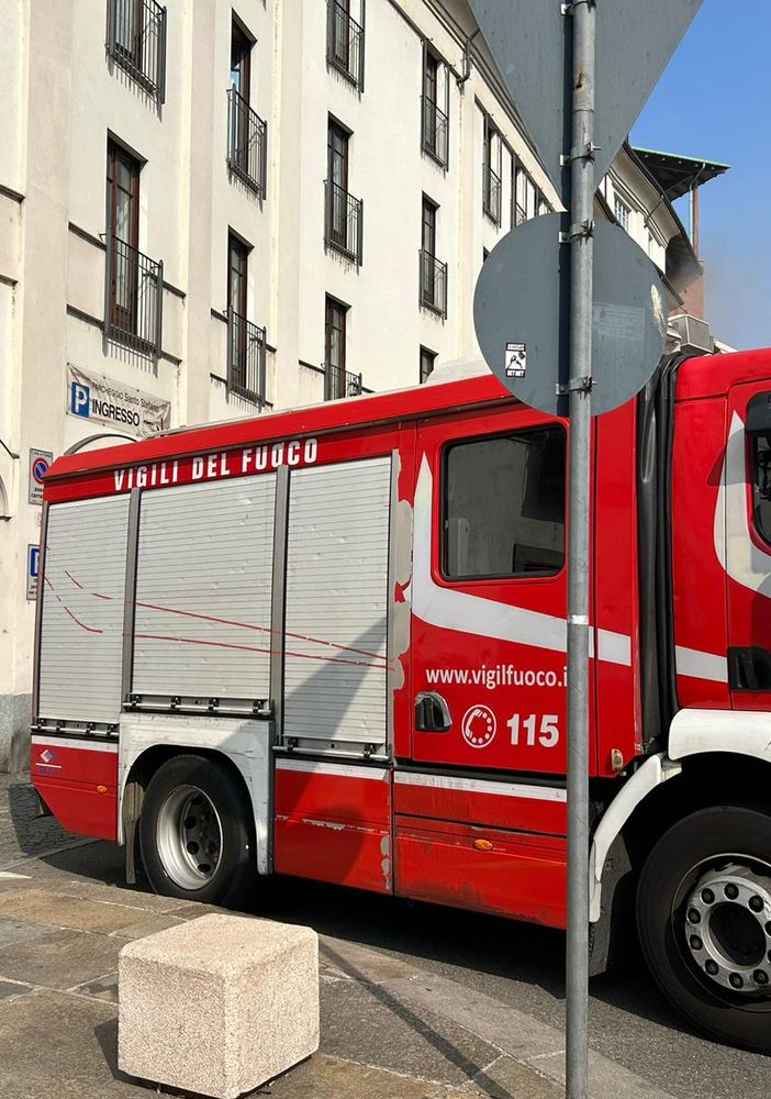 Auto in fiamme, incendio nel parcheggio Santo Stefano: intervento dei vigili del fuoco