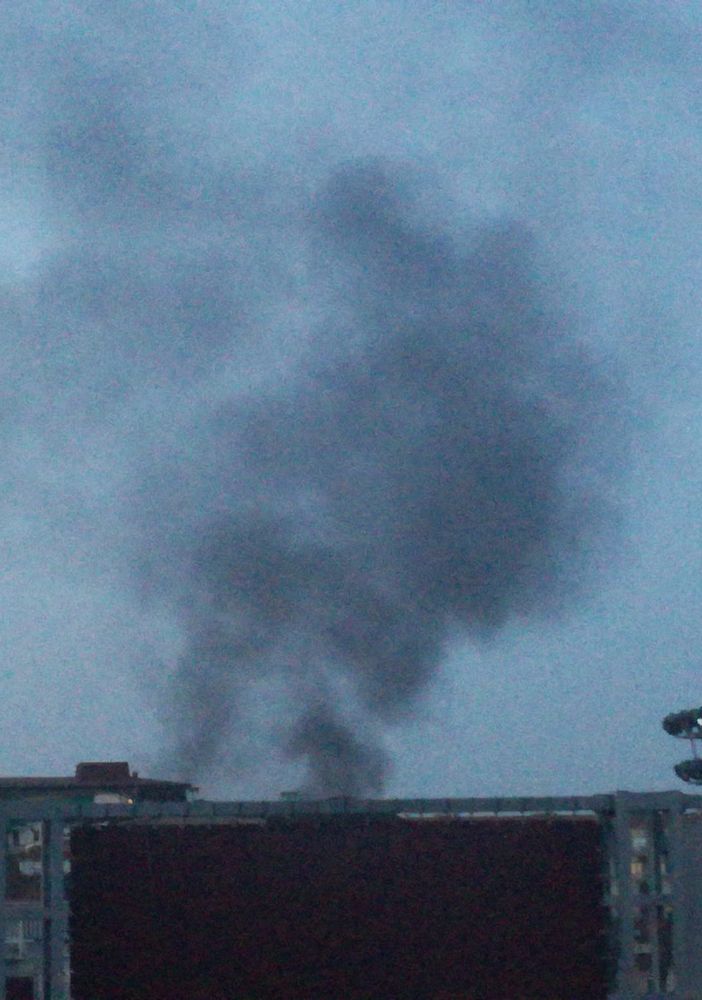 Fumo visibile da tutta la città: in fiamme un camper in un parcheggio di corso Dante