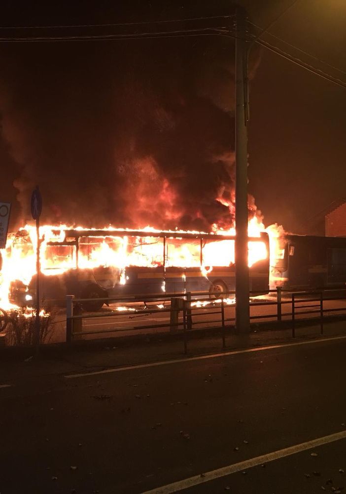 A fuoco sette pullman nella notte alla stazione di Ciriè [VIDEO]