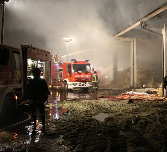 Rogo in un fienile di Almese: le fiamme domate dopo una notte di allarme