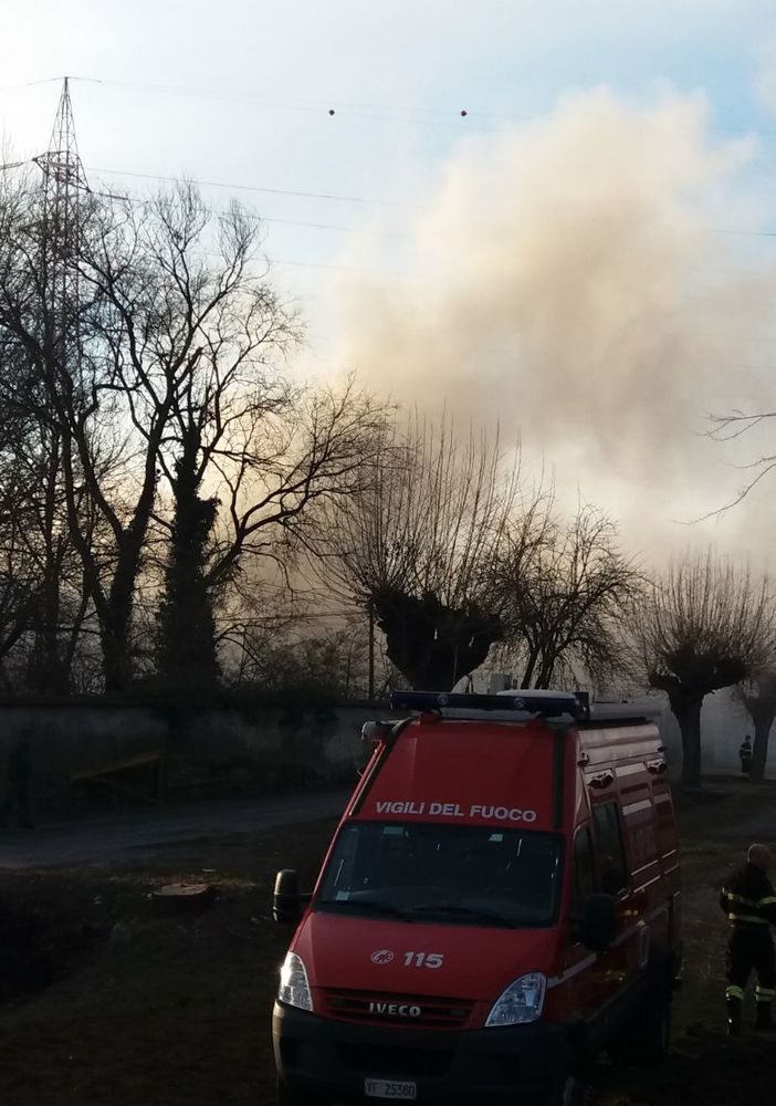 Grosso incendio in Strada del Portone a Torino, sul posto subito tre squadre di Vigili del Fuoco e tre autobotti. Alle ore 17 rientra l'allarme (FOTO)