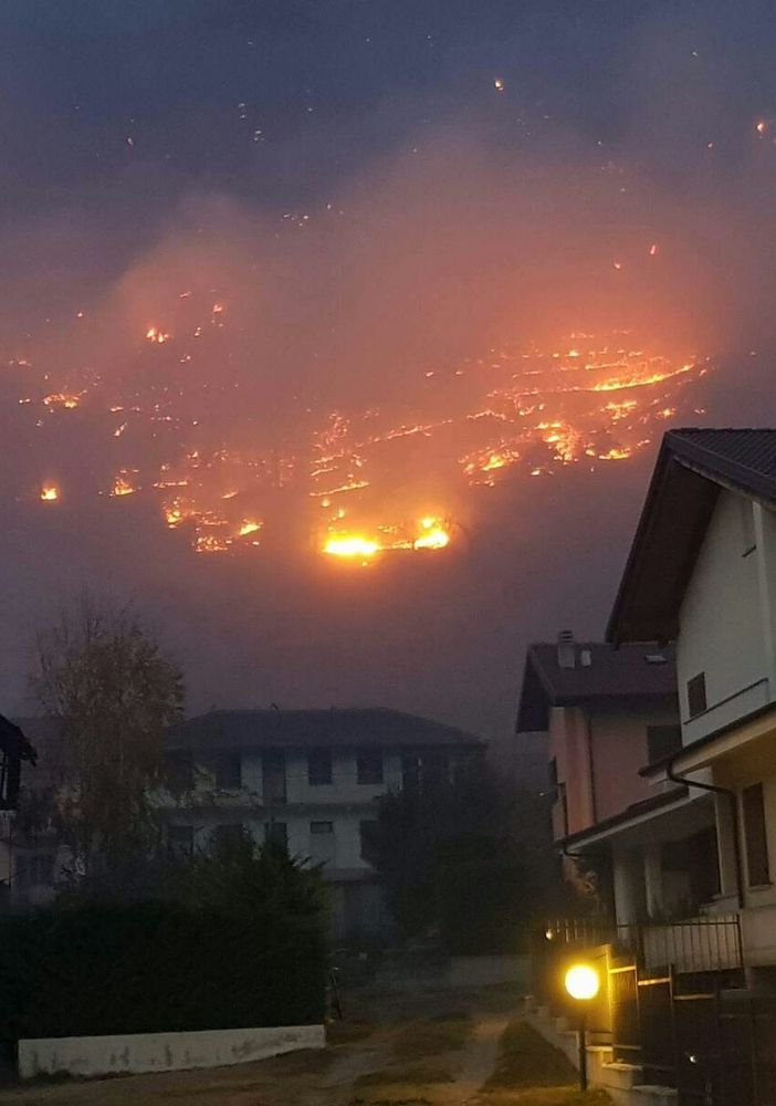 In val di Susa e nelle valli vicine ancora una notte a combattere contro il fuoco