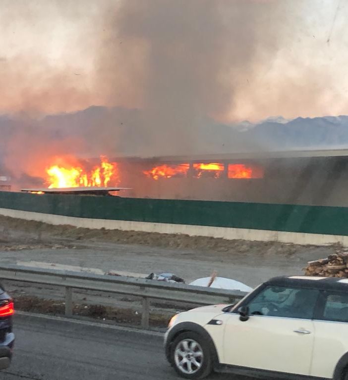 Rogo a un passo dalla tangenziale, brucia una cascina a Collegno (FOTO)