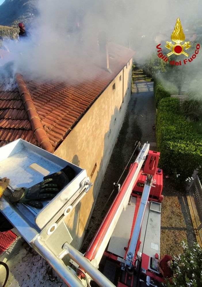 In fiamme il tetto di una casa a Sant'Antonino di Susa: la colonna di fumo visibile da lontano