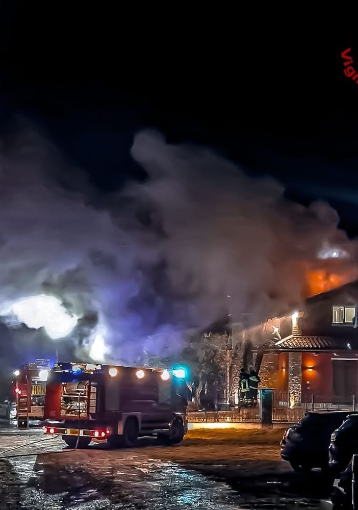 A fuoco il tetto di un'abitazione a Balangero: i pompieri domano le fiamme