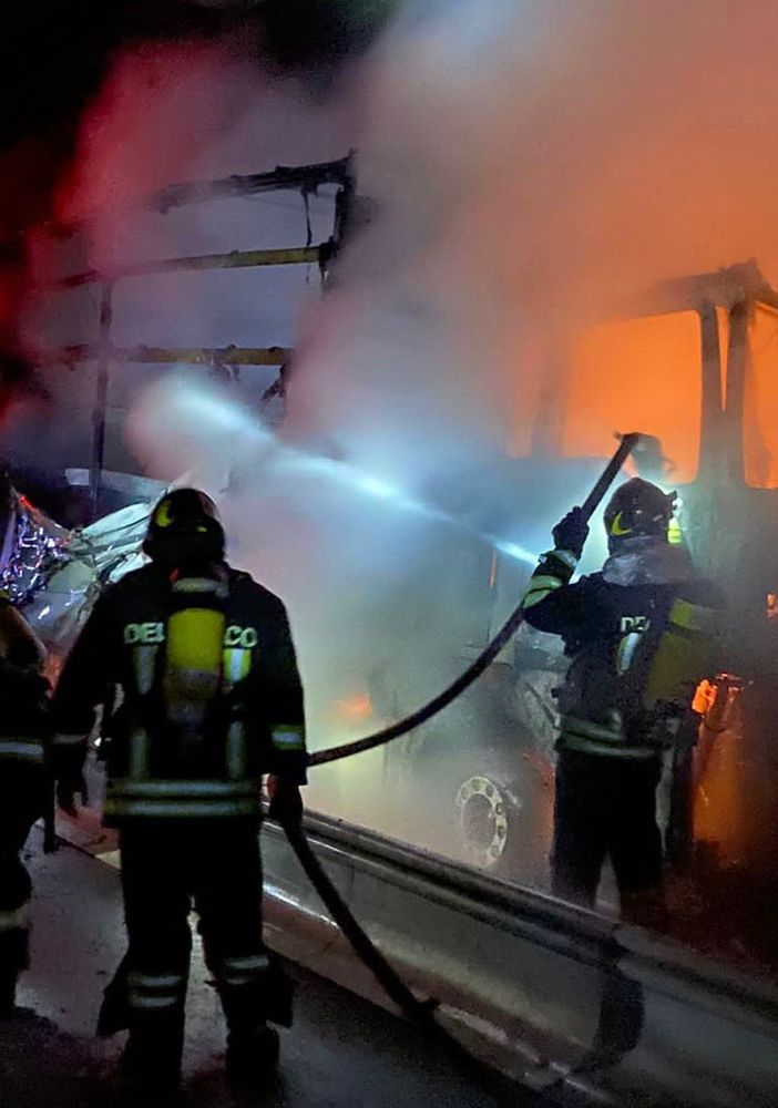 Tir in fiamme sulla A32 Torino-Bardonecchia: il maxi incendio nella galleria Cels [VIDEO]