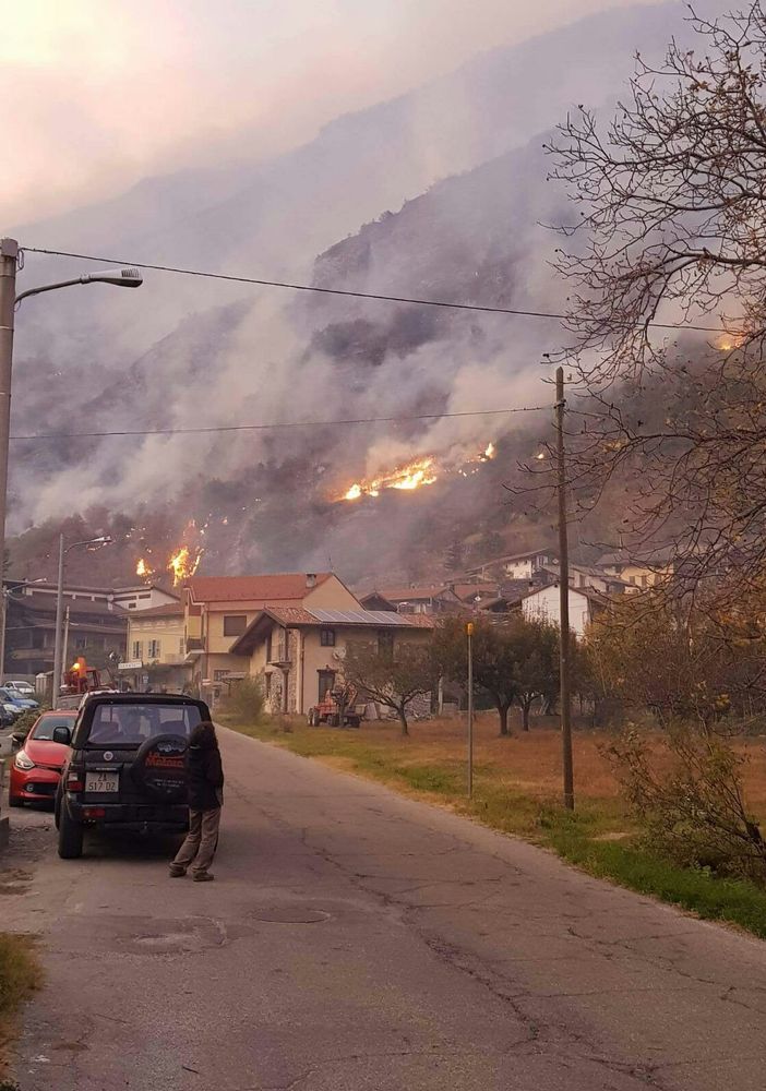 Incendi, a Mompantero si torna a casa. E il vento cala, facilitando gli interventi