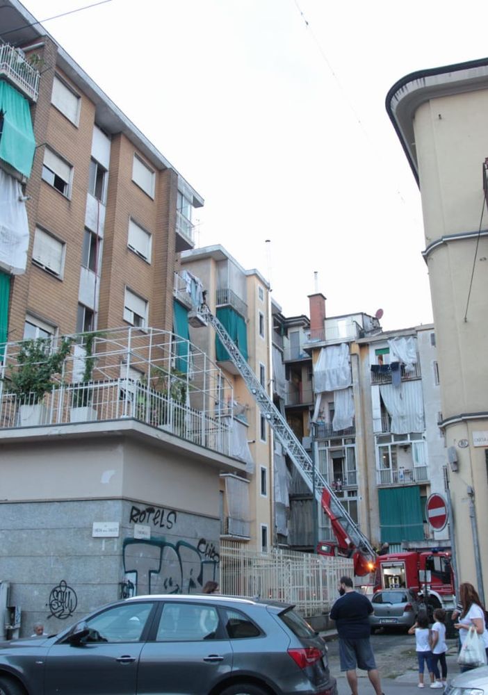 Incendio in via Villar, inagibile il piano mansardato. Forse cause accidentali