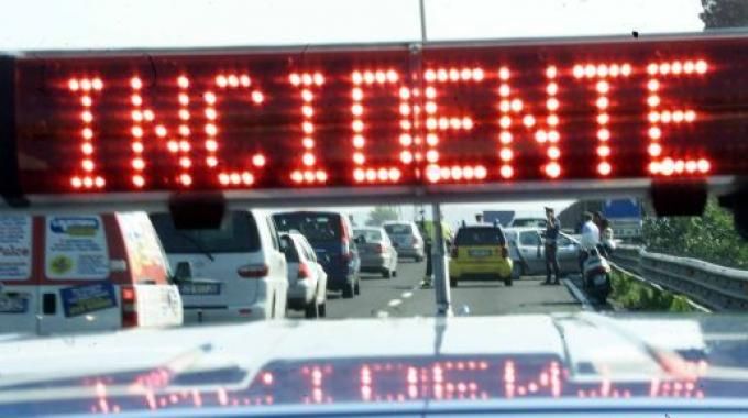 cartello con scritto incidente