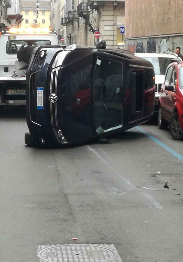 Rocambolesco incidente in via Bogino: un'auto si ribalta e traffico in tilt