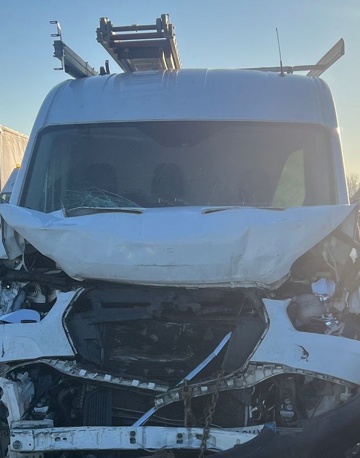 Traffico in tilt e tangenziale bloccata per uno scontro che ha coinvolto un'auto e due furgoni